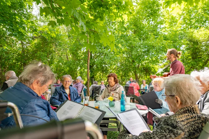 Frühlingskaffee mit LiveMusik Leibnizstr. 33